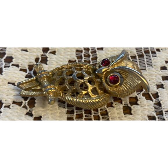 Vintage Signed Avon Horned Owl Red Cabochon Eyes Gold Tone Metal Brooch Pin - Picture 4 of 5